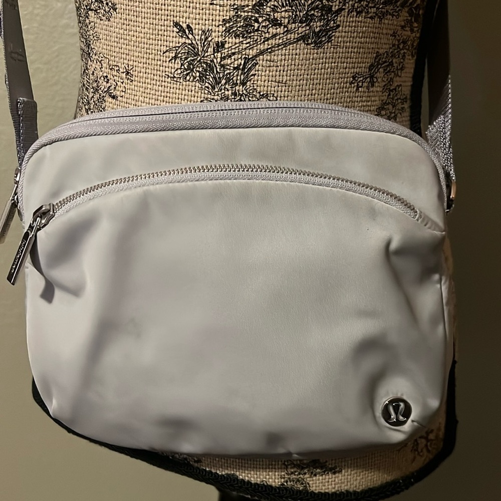 Lululemon Adventurer crossbody. Light gray. Excellent condition!! Perfect size.